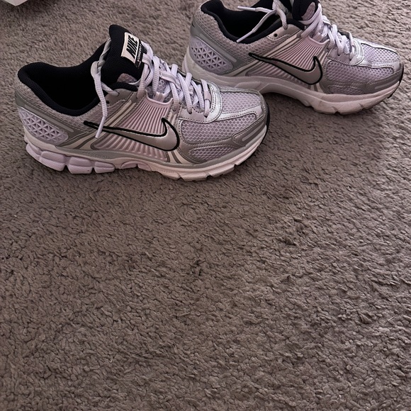 Nike Women’s Zoom Vomero 5 in Barely Grape/Photon Dust/Summit - Picture 9 of 16